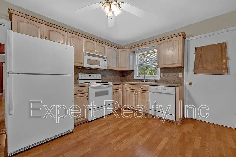 3 bed, 1.5 bath, 1330 sqft, $1,400 — Photo 4