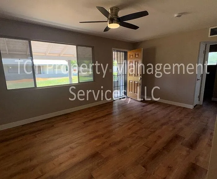 493 E Erie St #B — Photo 3