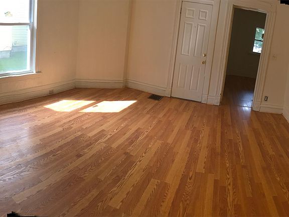 5th image of 914 Eastern Ave SE #1