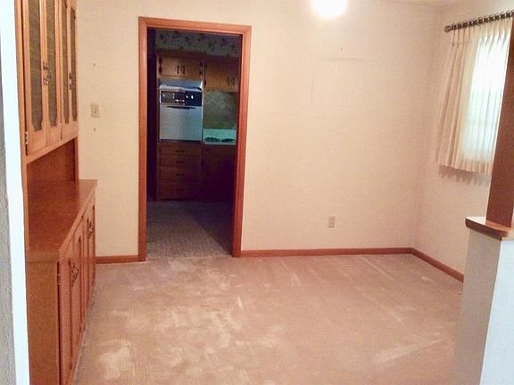 4th image of 222 Country Club Ln