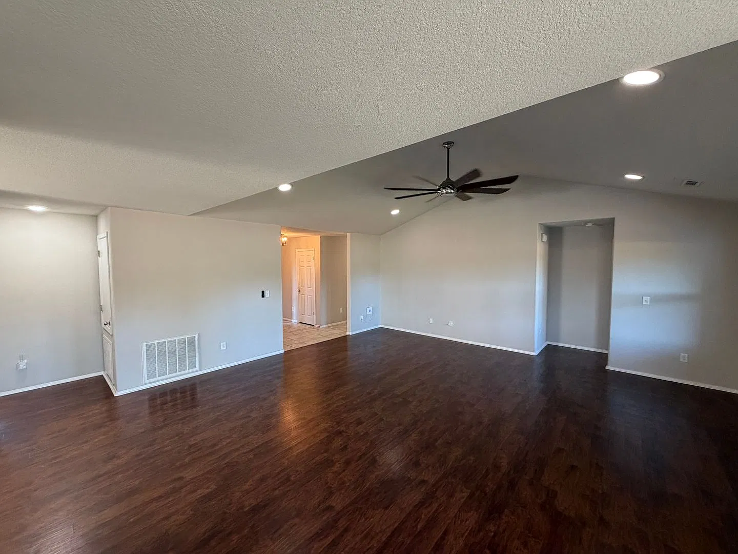 4300 Comstock — Photo 3