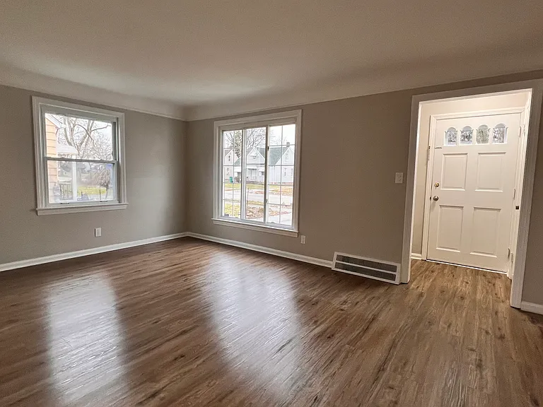 5128 Catherine St — Photo 5