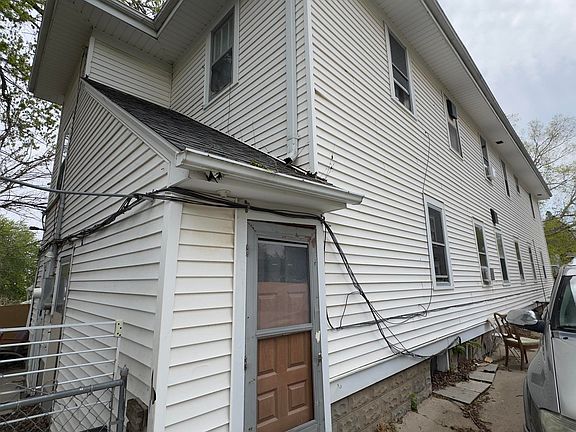 4th image of 826 W 2nd St