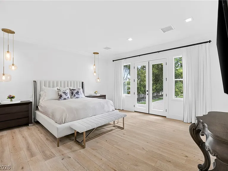 304 N Royal Ascot Dr — Photo 36