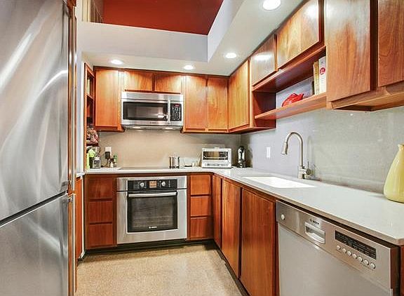 5th image of 1107 S Peters St APT 226