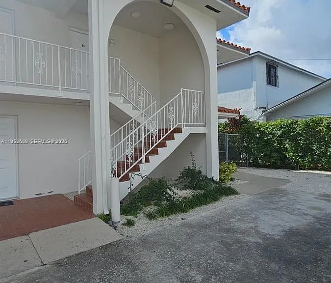 5720 SW 5th St — Photo 4