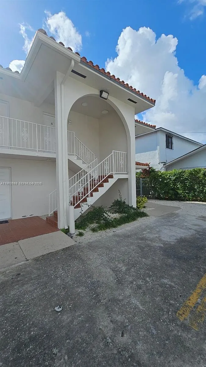 Building Photo - 5720 SW 5th St #3