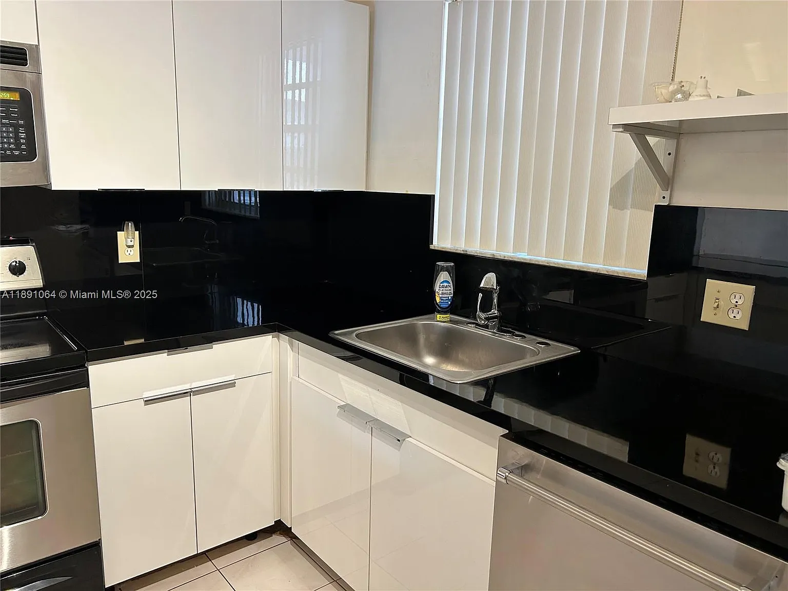 2 bed, 965 sqft, $2,200 — Photo 2