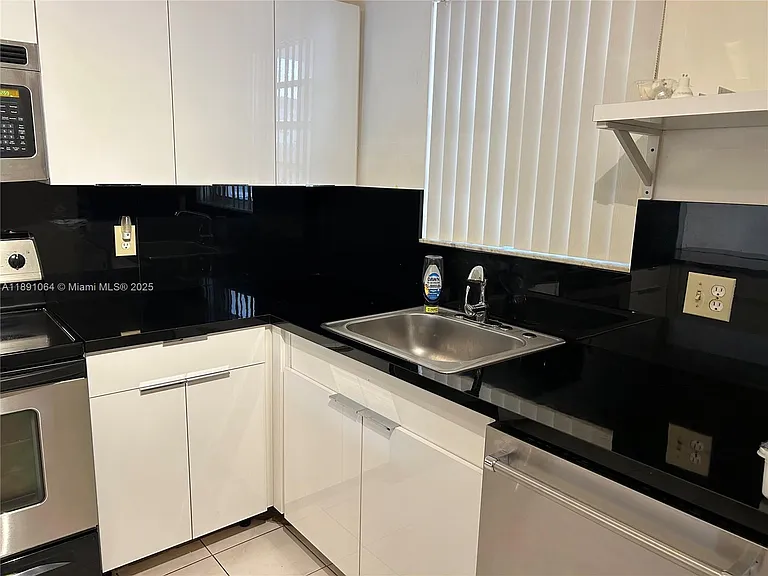 9430 Live Oak Pl — Photo 2