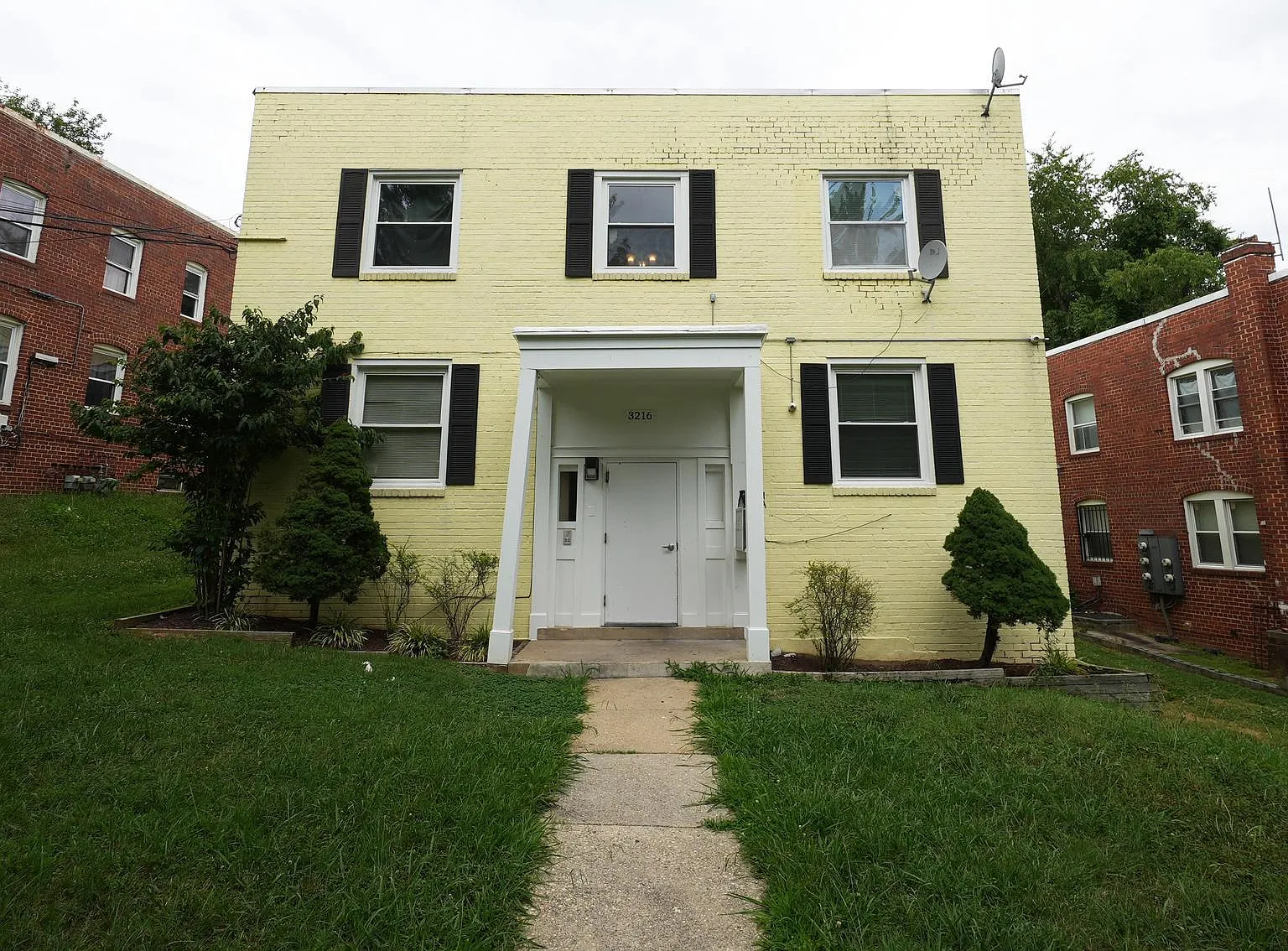 3 bed, 1.0 bath, 600 sqft, $2,204 — Photo 2