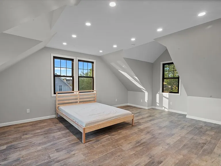 90 Ditmars St — Photo 15