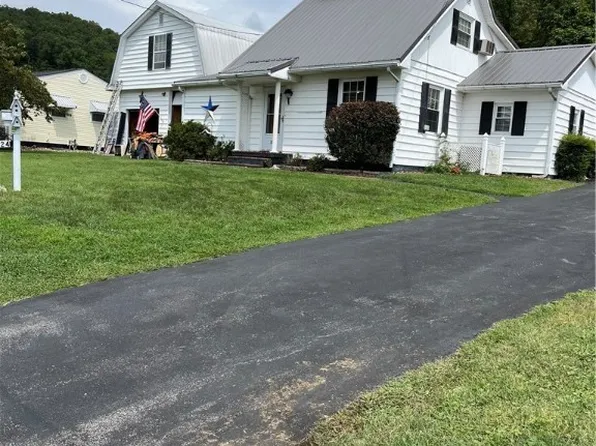 124 E Fir St, Eleanor, WV 25070