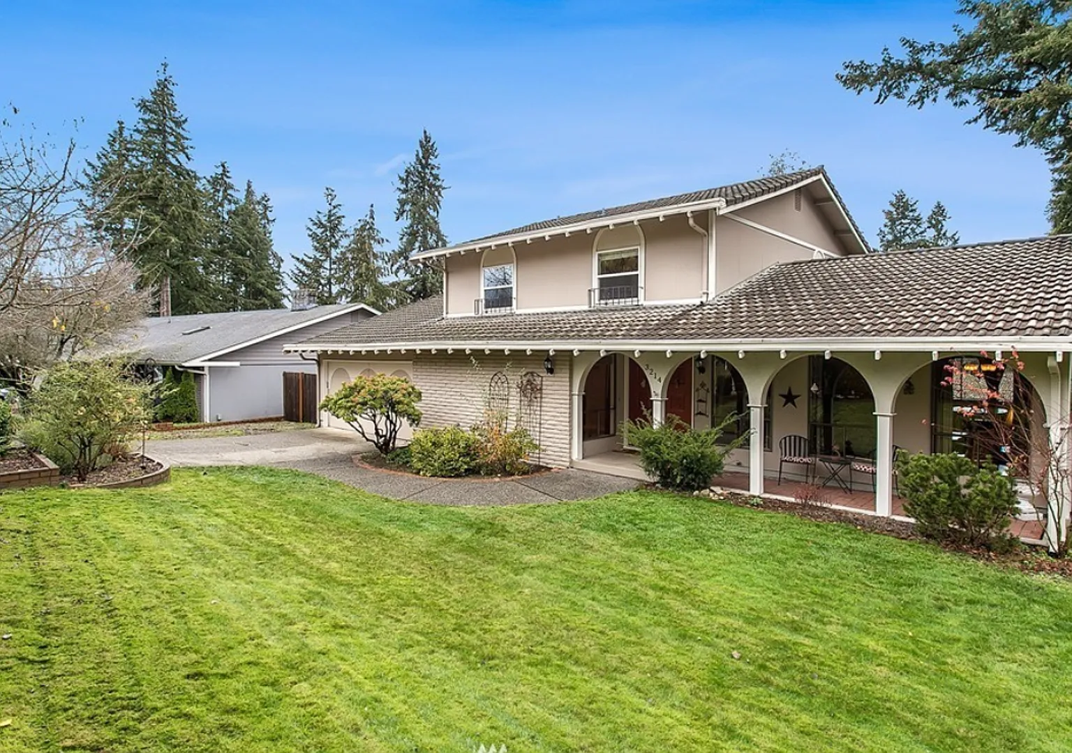 Live Comfortably in Federal Way 4-Bedroom Home Near Golf, Shops & Transit — Photo 1