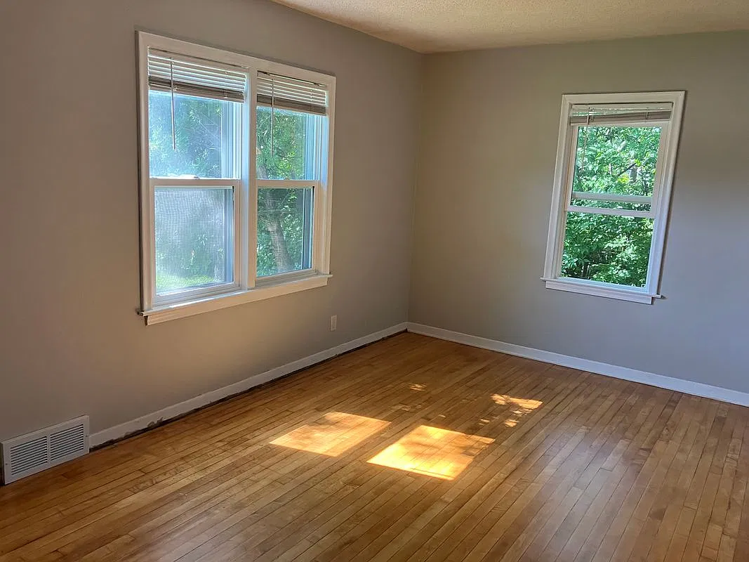 3 bed, 1.0 bath, 1100 sqft, $2,080 — Photo 4