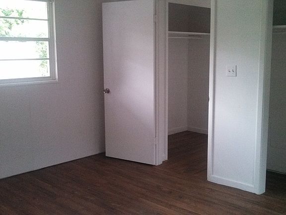 3rd image of 36 W Herrick Dr