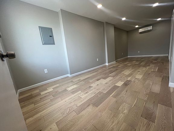 5th image of 5207 Woodland Ave #1F