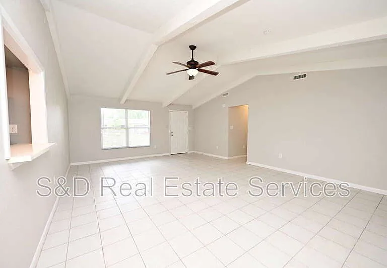 907 Swann Dr — Photo 6
