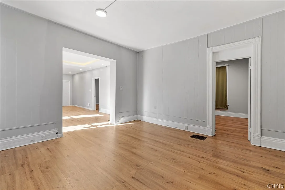 4 bed, 1.0 bath, 3034 sqft, $2,150 — Photo 4