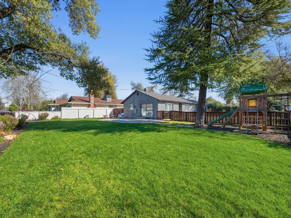 890 Parsons Dr, Redding, CA 96002