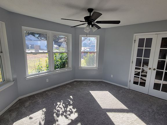 3rd image of 724 Meadowview Ln