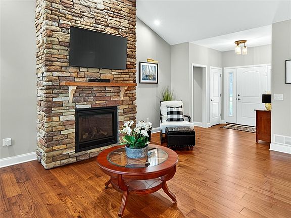 4th image of 310 Dove Tree Ln