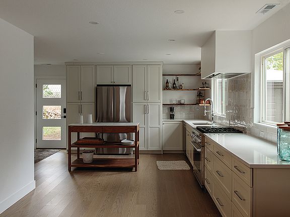 2nd image of 300 Lily Ln