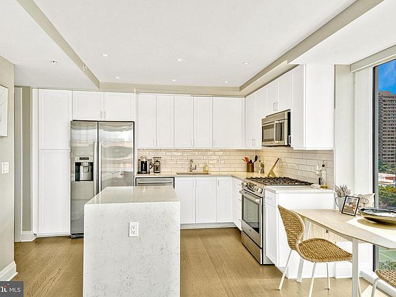 5th image of 925 N Fairfax St #612