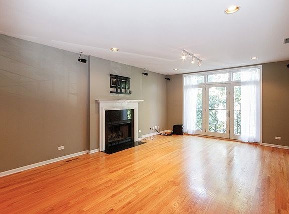 2nd image of 3038 N Kenmore Ave #2N