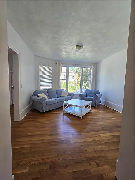 3 bed, 2.0 bath, 1800 sqft, $3,000 — Photo 3