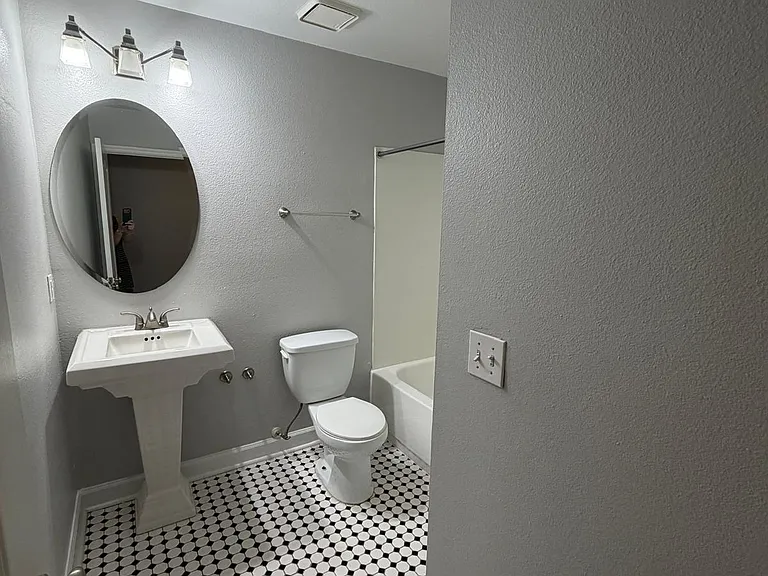 2025 Dixie Belle Dr #J — Photo 12
