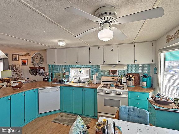 5th image of 22 Spinning Wheel Ln