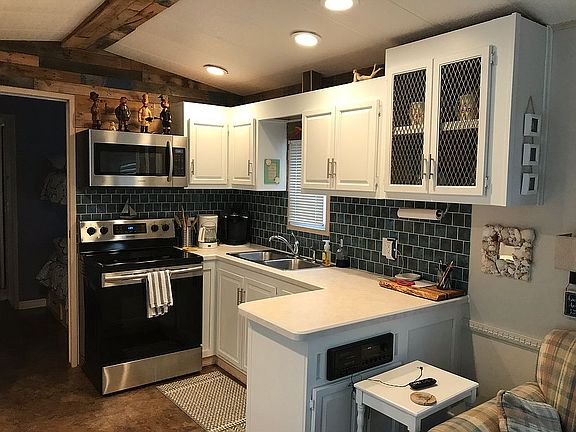 Kitchen full size appliances