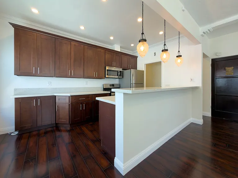 137 S Roxbury Dr — Photo 5