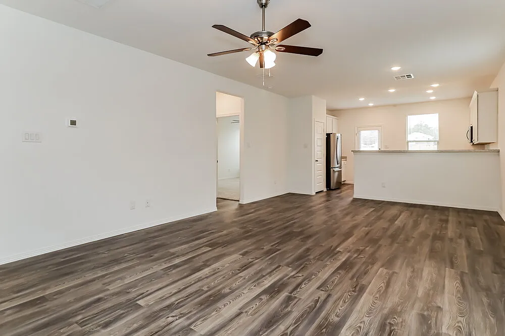 4 bed, 2.5 bath, 2074 sqft, $1,975 — Photo 4