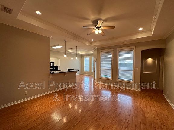 2nd image of 3409 Palace St