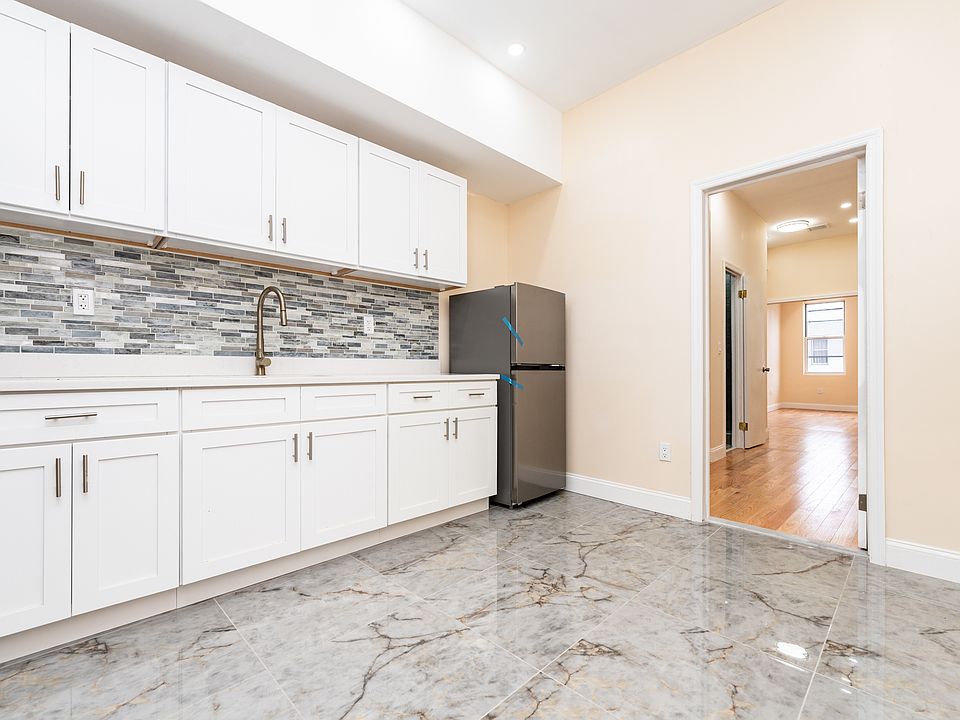 1st image of 310 Evergreen Ave #2L