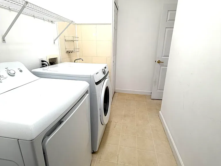 702 SW Aruba — Photo 16