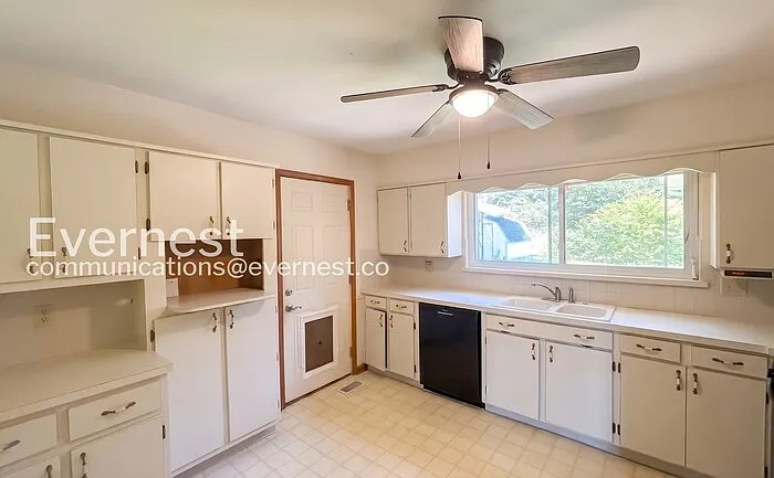 1407 Cloverdale Cir — Photo 3