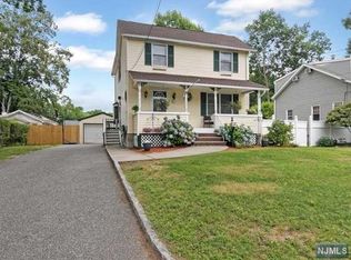 97 Grove St, Bergenfield, NJ 07621