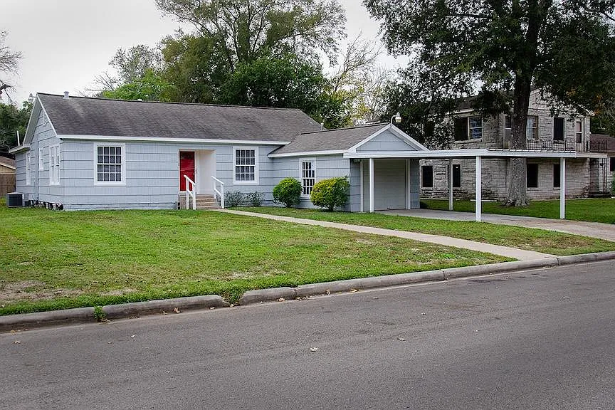3 bed, 1401 sqft, $1,749 — Photo 1
