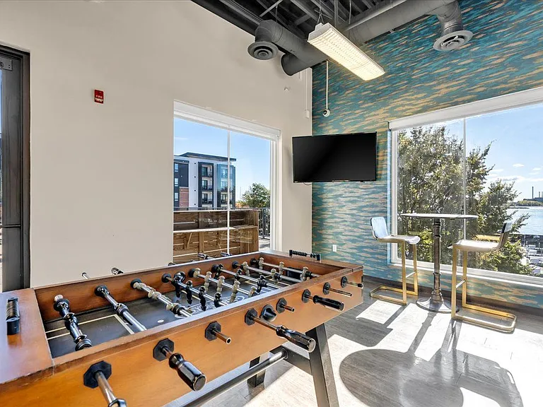 Waters Edge Apartments of Harbortown — Photo 21