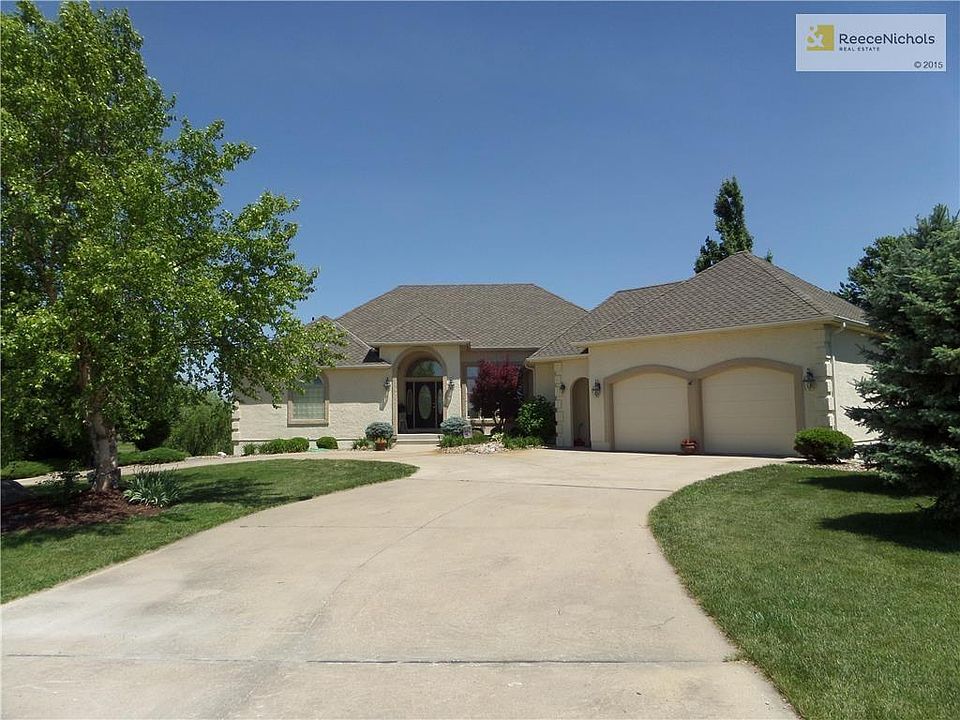 Great Curb Appeal! Plenty of driveway parking for family & guests!