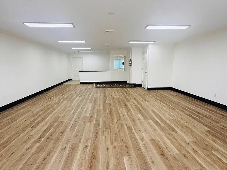 2907 Nederland Ave — Photo 3