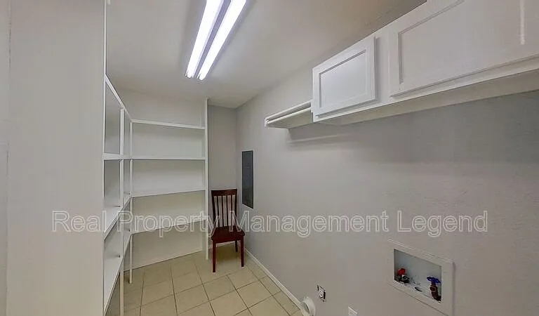717 E Martin Ln — Photo 7