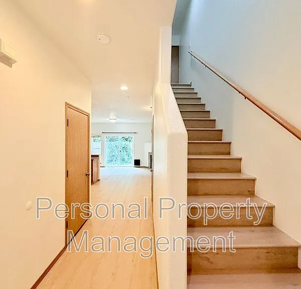 855 NW Ivy St — Photo 2