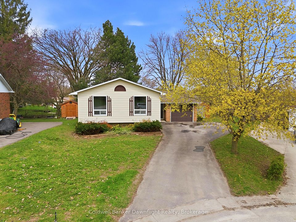 1st image of 516 Maitland Cres