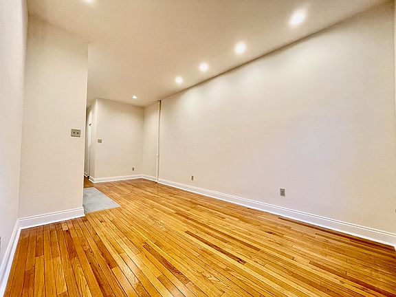 4th image of 328 E 34th St APT C3