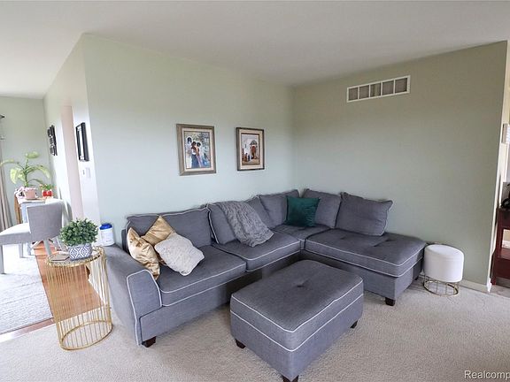 4th image of 8376 Oak Ridge Dr