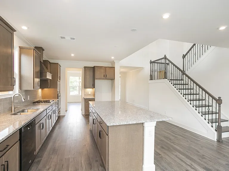 302 Sunderland Dr — Photo 6