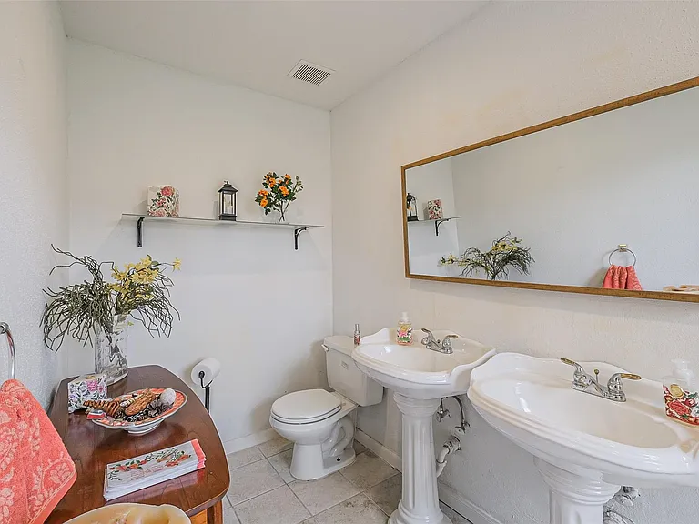 2601 Briarhurst Dr — Photo 16